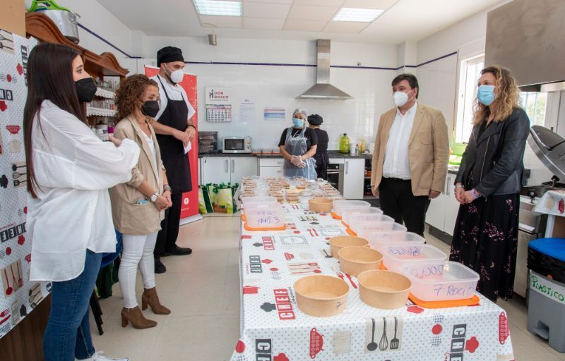 Un total de 15 familias vulnerables se benefician del programa de inserción 'Cocina familiar comunitaria'