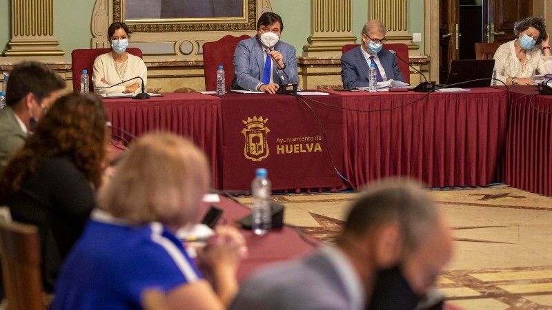 El Pleno amplía hasta final de año la supresión de la tasa de veladores y aprueba medidas para potenciar la playa del Espigón
