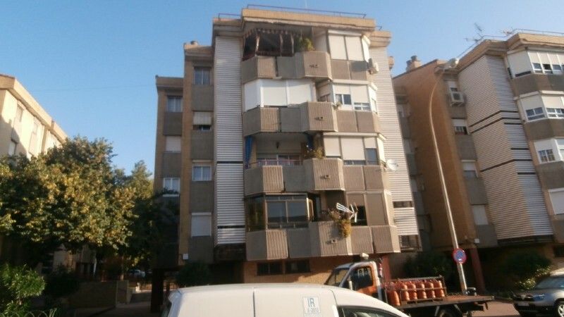Sofocan un incendio en una vivienda de cuatro plantas en la Plaza de la Granaína