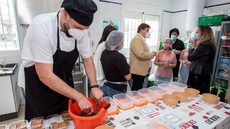 Un total de 15 familias vulnerables se benefician del programa de inserción 'Cocina familiar comunitaria'