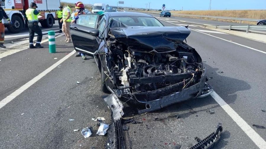 Cinco heridos en un accidente entre dos vehículos en la N-435