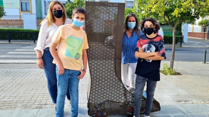 Valverde instala contenedores para tapones solidarios con forma de boto