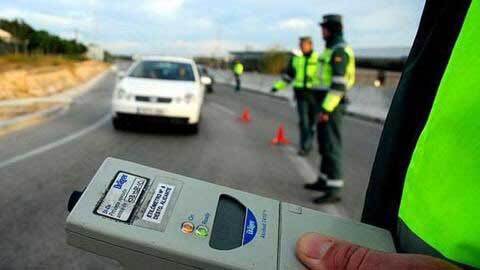 Sorprenden a un conductor al volante tras haberle inmovilizado minutos antes el coche por alcoholemia