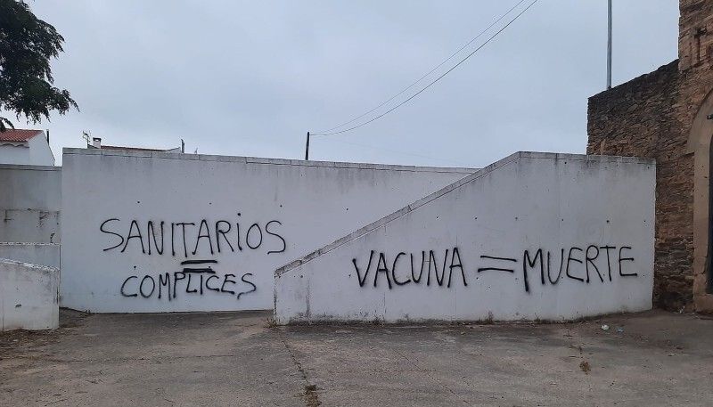 Pintadas negacionistas en Valverde del Camino contra los sanitarios y las vacunas