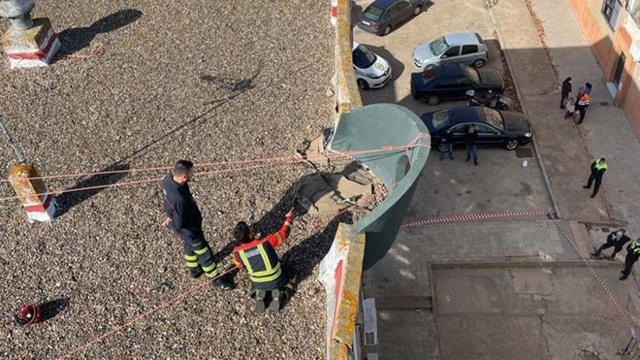 Exigen medidas en El Torrejón tras derrumbarse 'con peligro mortal' el remate de un edificio