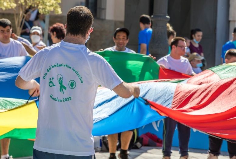El Día del Bádminton inclusivo reúne a 200 practicantes en la plaza de las Monjas