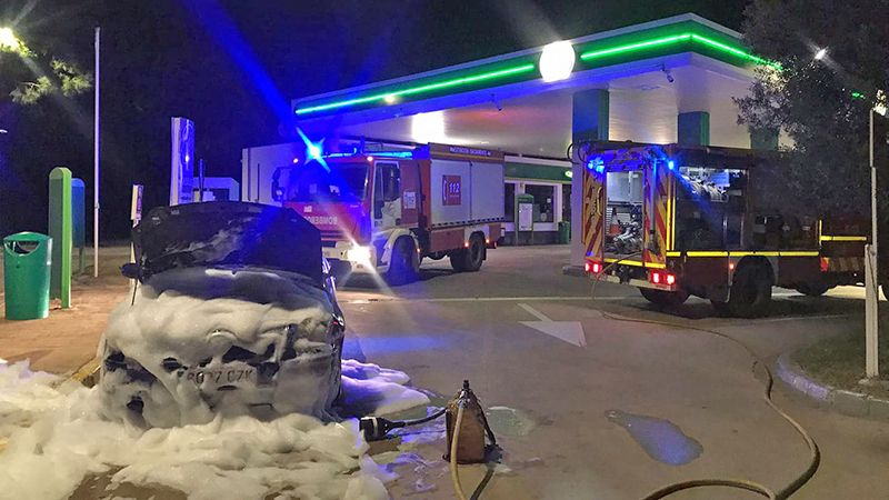Sofocan el incendio de un vehículo en plena gasolinera de Matalascañas