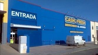 Reabre el Cash Fresh de Mazagón, que da empleo a 18 trabajadores