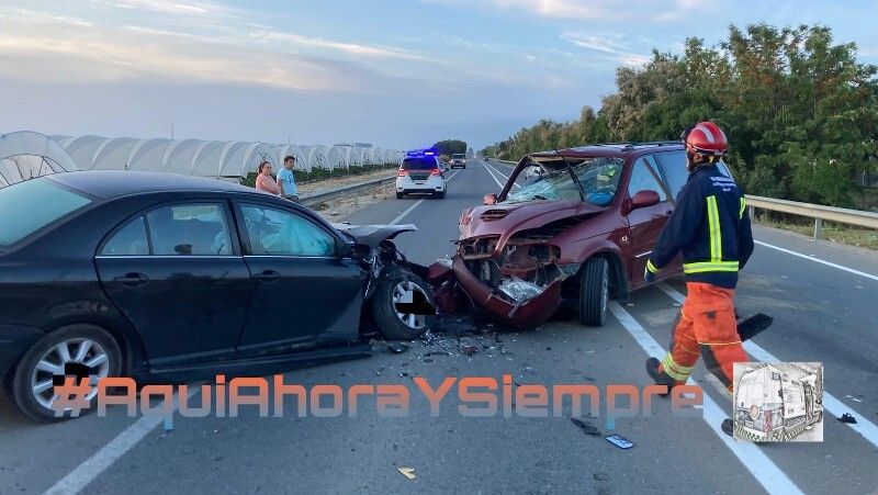 Violento choque frontal con heridos entre dos vehículos a la altura de Palos de la Frontera