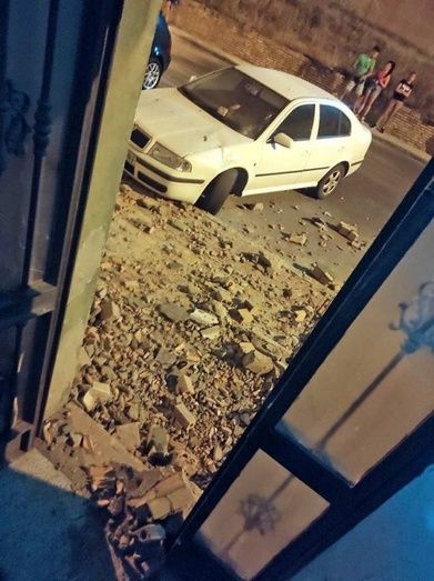 Exigen medidas en El Torrejón tras derrumbarse 'con peligro mortal' el remate de un edificio