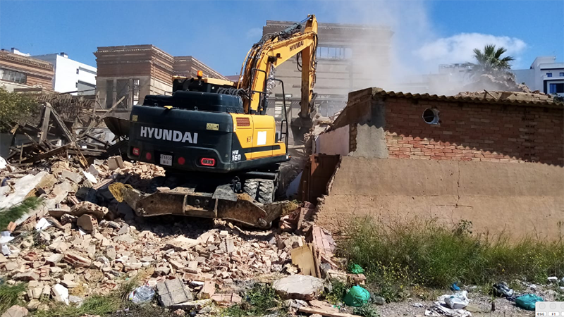 Inician el derribo de la edificación en ruinas colindante con el antiguo Colegio de Ferroviarios
