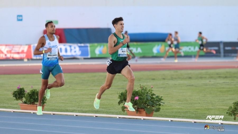 Billete mundial y europeo para Víctor Ruiz y Ouassim Oumaiz en Huelva, con récord de España Absoluto del 4x100 femenino