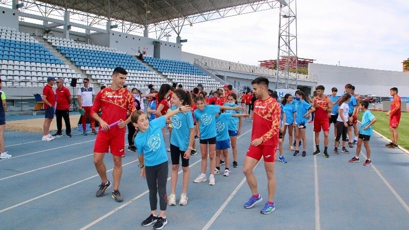 Jóvenes de las escuelas y clubes de atletismo de Huelva comparten entrenamiento con las atletas del relevo 4x100 femenino