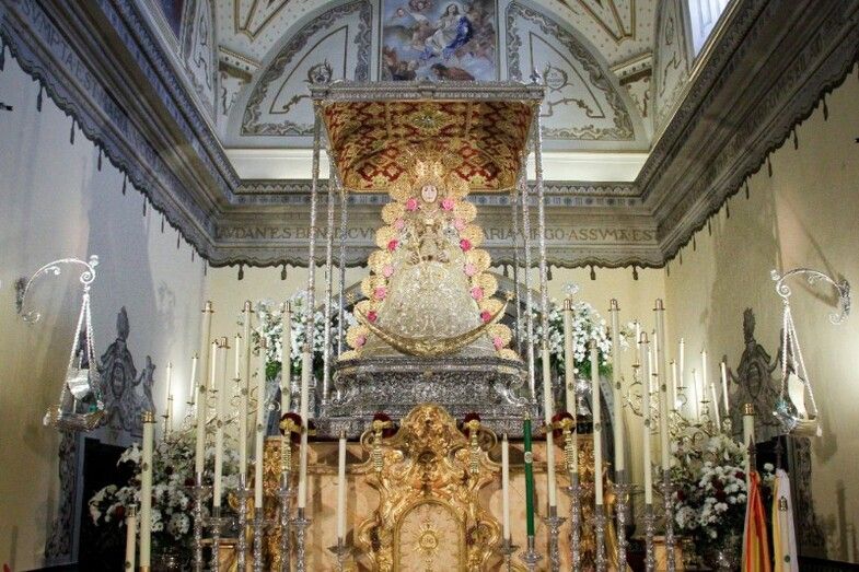 La Virgen del Rocío ya está entronizada en sus nuevas andas procesionales