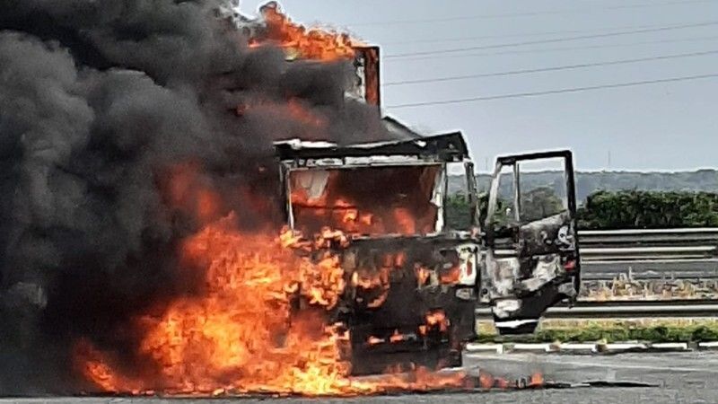 Sale ardiendo un camión junto a una gasolinera en la A49