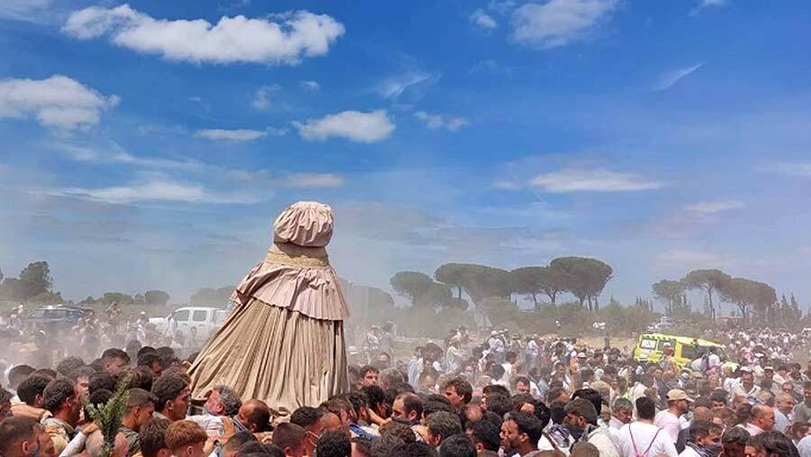 Heridas, golpes, alergias y lipotimias centran las urgencias durante el traslado de la virgen a El Rocío