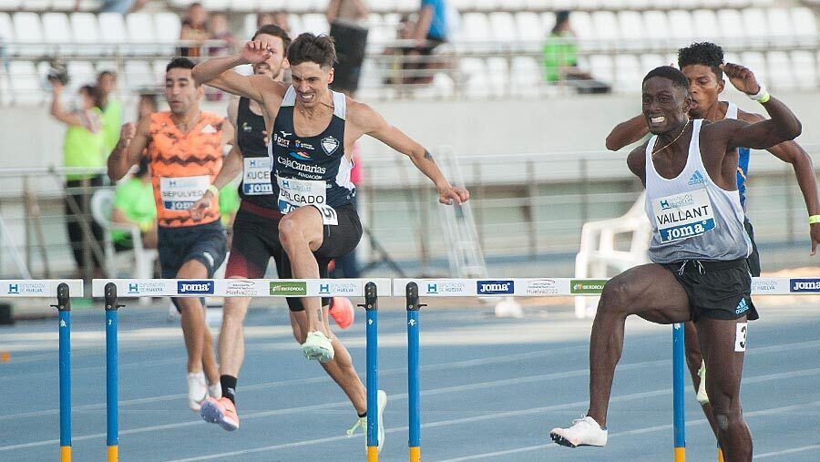 Billete mundial y europeo para Víctor Ruiz y Ouassim Oumaiz en Huelva, con récord de España Absoluto del 4x100 femenino