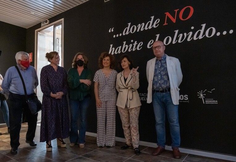 Carmen Calvo y Fernando Martínez en la presentación de ‘Donde no habite el olvido’