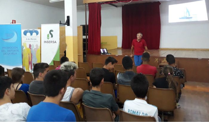 Los alumnos en riesgo de exclusión social de la Ciudad de los Niños aprenden a navegar