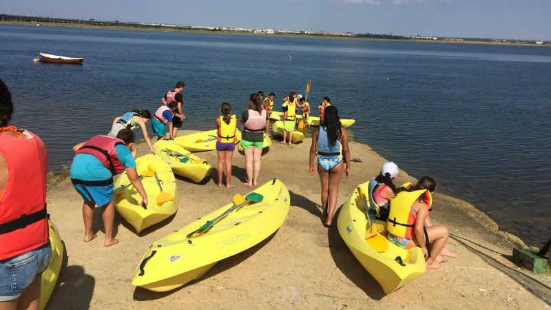 Los alumnos de la Ciudad de los Niños disfrutaron de una ruta en piragua por la ría