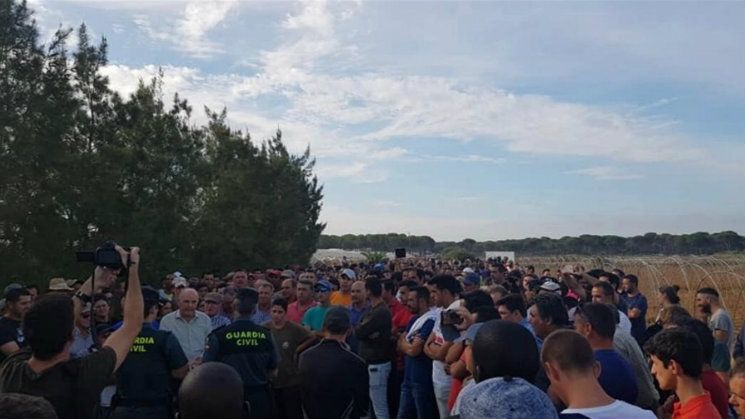 Vecinos de Lucena impiden a técnicos de la CHG acompañados por agentes de la Guardia Civil trabajar en el cierre de los 77 pozos sancionados