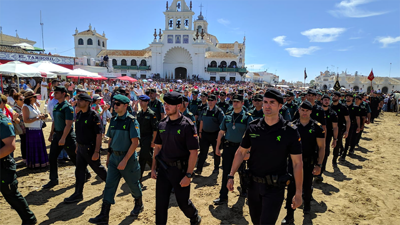 La Guardia Civil se presenta ante la Blanca Paloma