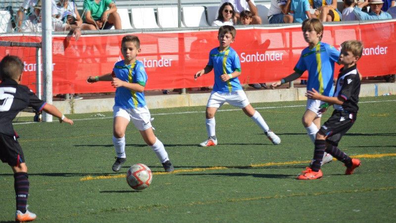 El gesto contra la violencia de los alevines del Málaga en Punta Umbría que se ha hecho viral