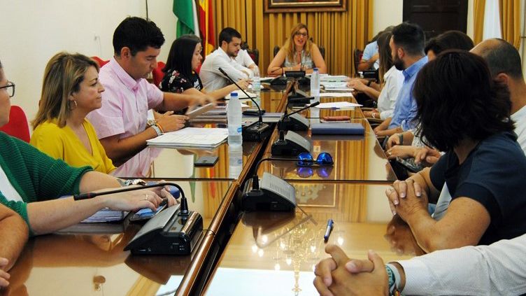 El nuevo equipo de Gobierno de Valverde reduce en 32.200 euros anuales los gastos en concejales y asesores