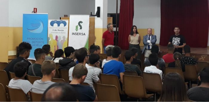 Los alumnos en riesgo de exclusión social de la Ciudad de los Niños aprenden a navegar