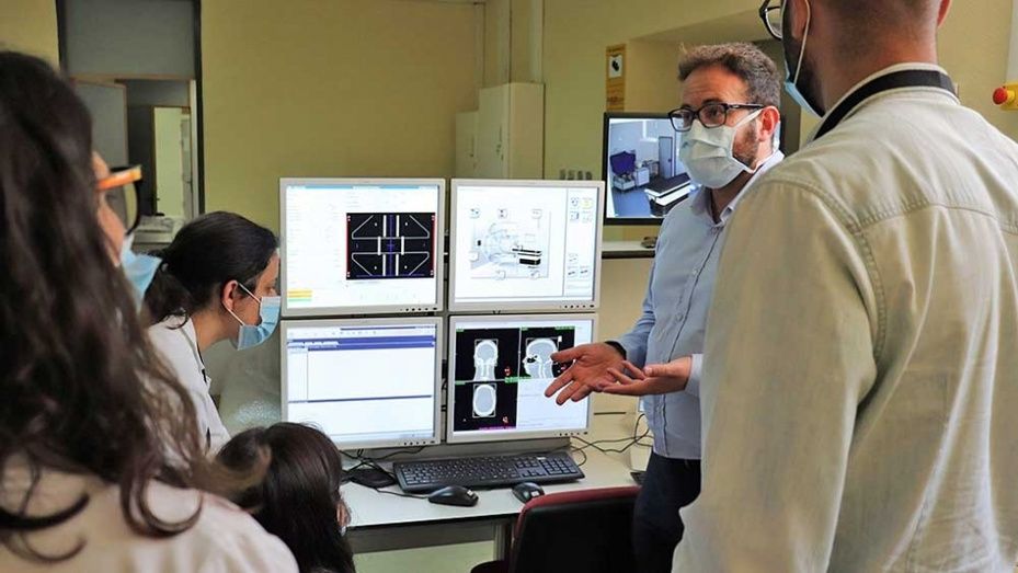 El hospital Juan Ramón Jiménez ultima la puesta en marcha del acelerador líneal donado por Amancio Ortega