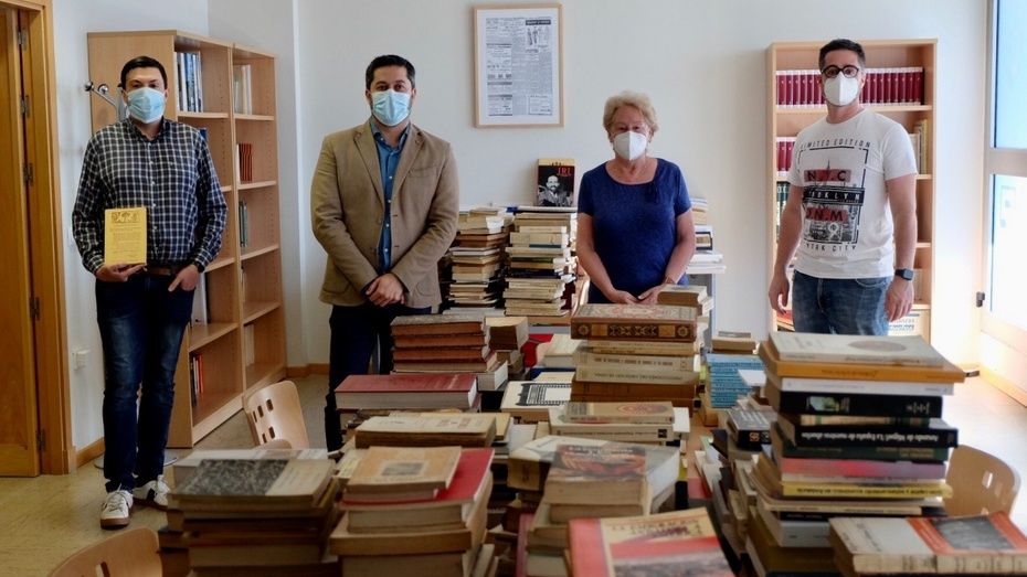 La familia del historiador José Luis Gozálvez dona al Centro de la Comunicación ‘Jesús Hermida’ la biblioteca del escritor
