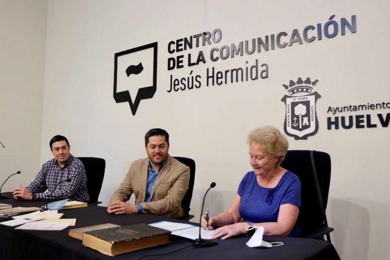 La familia del historiador José Luis Gozálvez dona al Centro de la Comunicación ‘Jesús Hermida’ la biblioteca del escritor