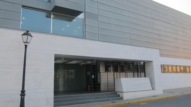 La acusada de injurias a un familiar de las víctimas del doble crimen de Almonte niega la autoría pero reconoce su cuenta