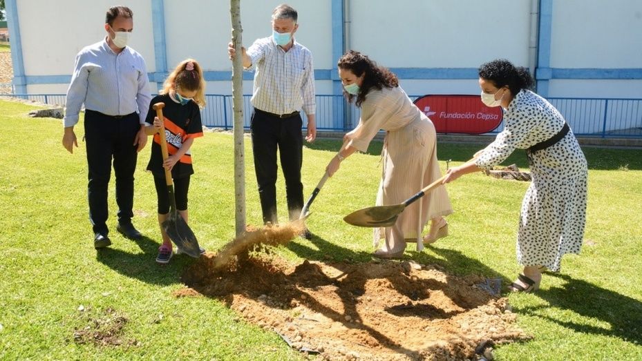 Palos y la Fundación Cepsa colaboran con una plantación de 26 nuevos árboles