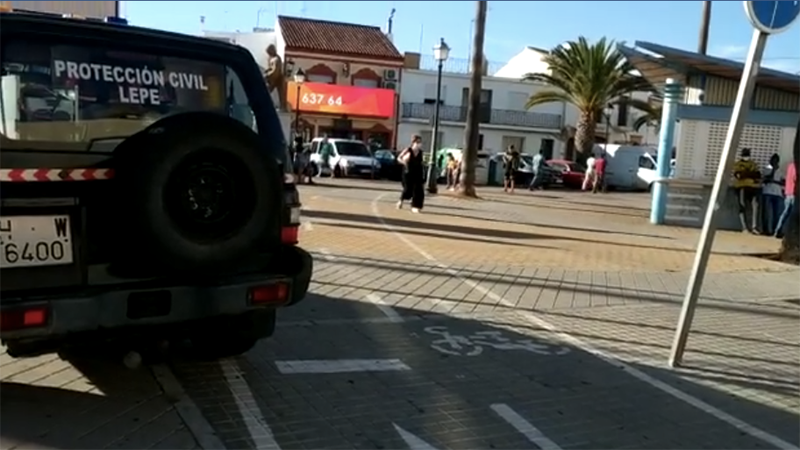 Los datos de la Junta no reflejan nuevos positivos en Lepe, donde Protección Civil se encarga de recordar las normas por la calle