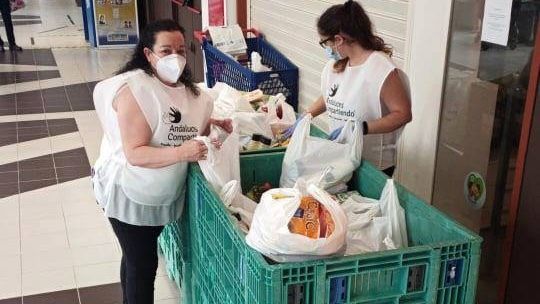 La solidaridad de los onubenses llena más de 50 carros de alimentos y material higiénico para Voces del Conquero