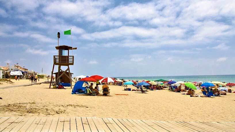 Una bandera adicional en los puestos de socorrismo advertirá a los bañistas de Punta Umbría de que la playa está completa