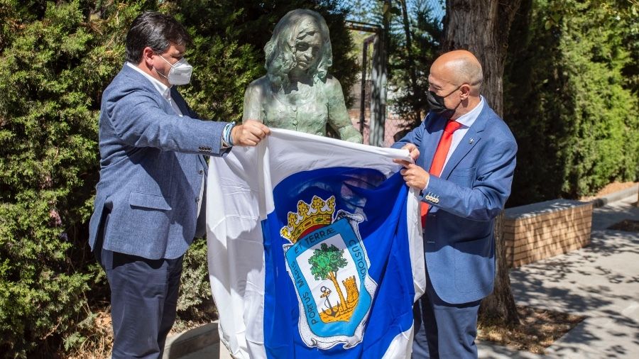 El Ayuntamiento regala una escultura de Martín Lagares al IES Diego de Guzmán y Quesada por sus 50 años
