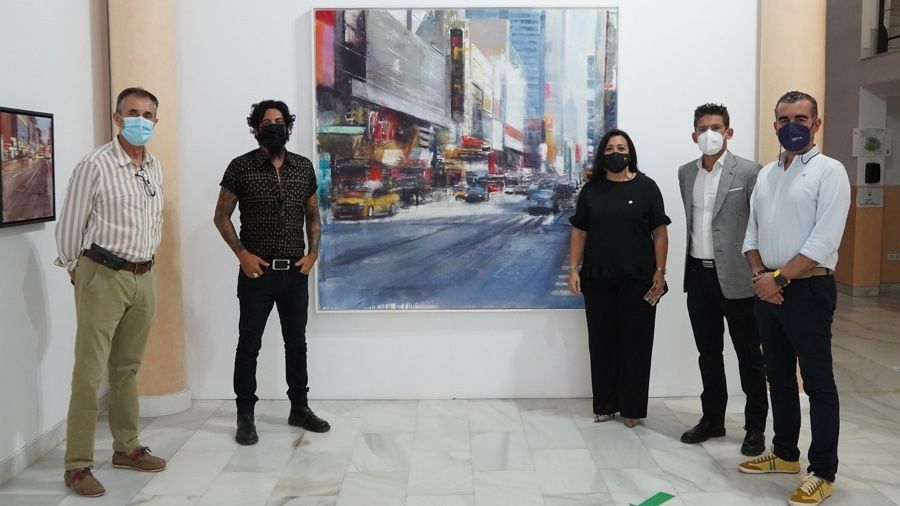 Las 'Visiones de la gran ciudad' de Pedro Rodríguez visten el teatro de Moguer