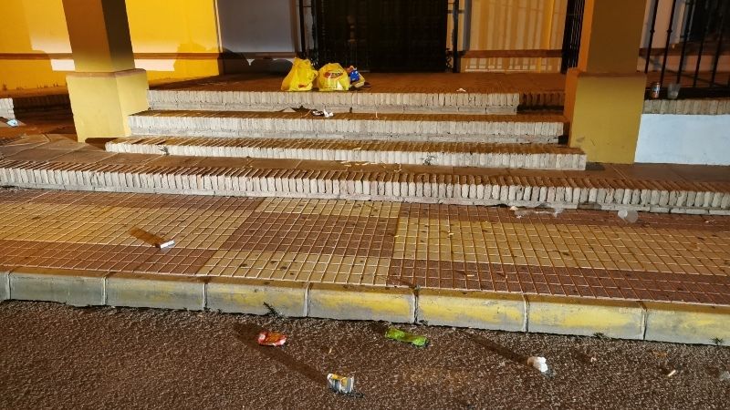 La Policía Local de Almonte localiza a través de un ticket a los responsables de dejar restos de comida y basura en el parque
