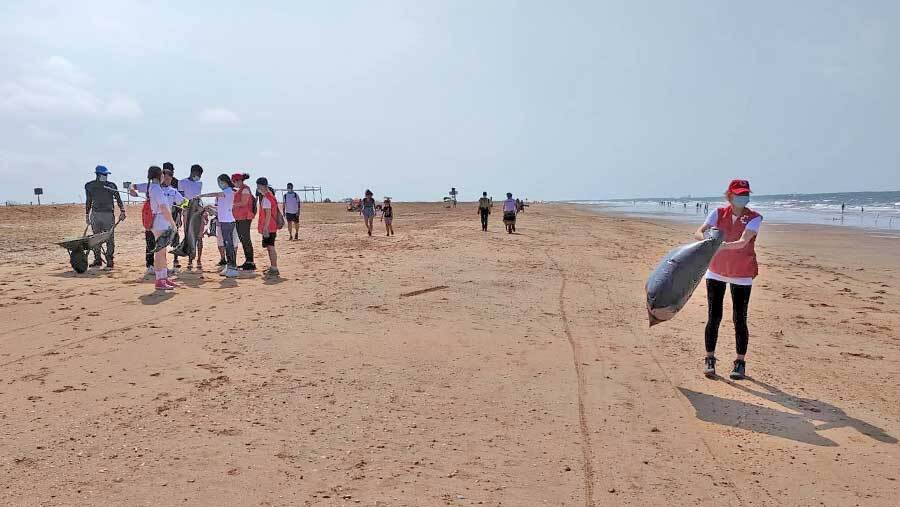 Jornada de lucha contra la 'basuraleza' en la playa del Espigón