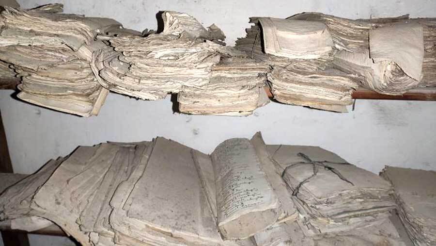 Importante hallazgo de documentos históricos en la antigua casa del cura de Hinojos