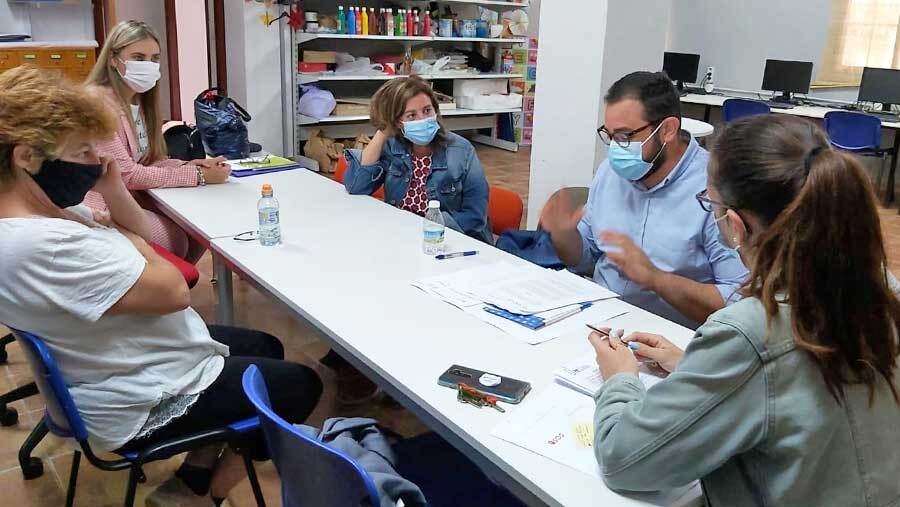 La unidad de Consumo de la Diputación recoge quejas en Linares de la Sierra por incidencias en la red eléctrica