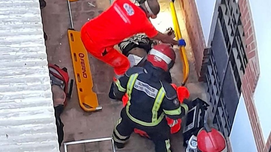 Hospitalizado al caer al vacío desde el balcón de una vivienda del centro en la que intentaba entrar