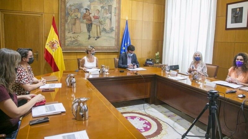 La ministra de Trabajo le promete al colectivo 'Jornaleras Huelva en Lucha' intensificar las campañas de inspección