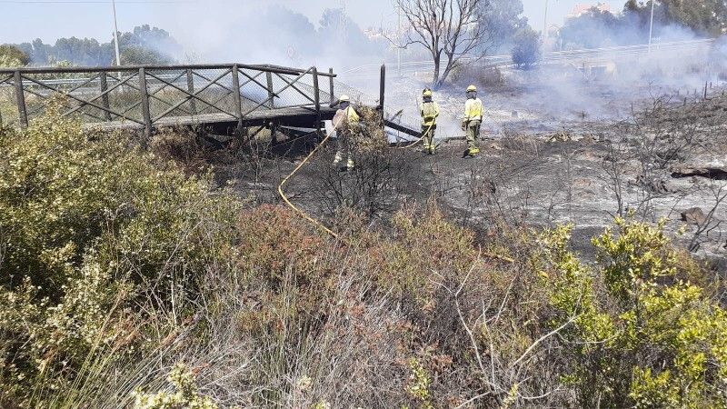 Un incendio obliga a cortar el tráfico de entrada a Corrales y provoca el atasco en el puente del Odiel