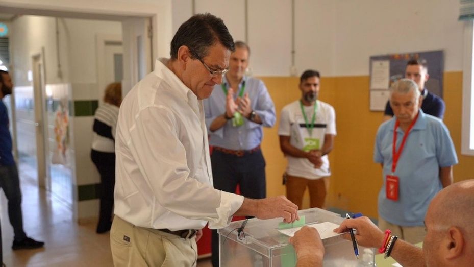 Los candidatos por Huelva ejercen su derecho a voto
