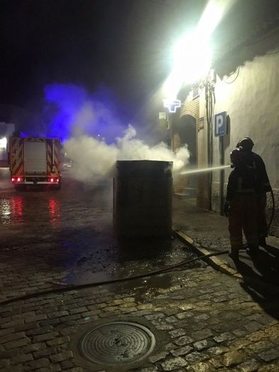 Incendian de madrugada varios contenedores de cartón en Gibraleón