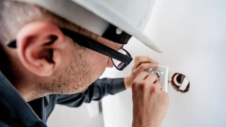 Una empresa de vehículos de Cartaya precisa contratar tres electricistas 