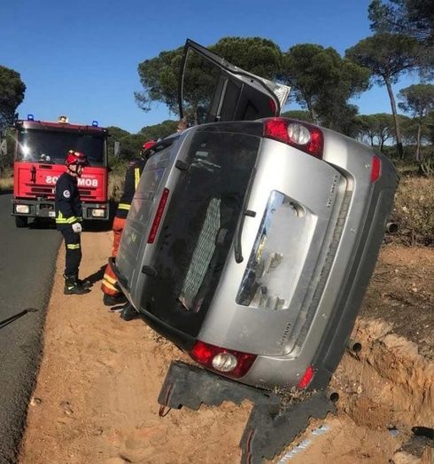 Cuatro heridos tras chocar dos vehículos entre Moguer y Mazagón